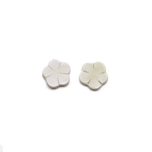 Load image into Gallery viewer, Flower Studs in White