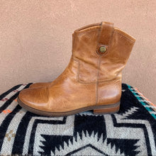 Load image into Gallery viewer, Vince Camuto Booties - 10
