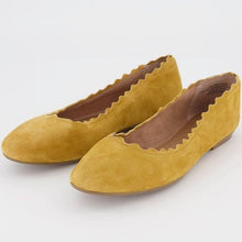 Load image into Gallery viewer, Thrifted Scalloped Suede Flats
